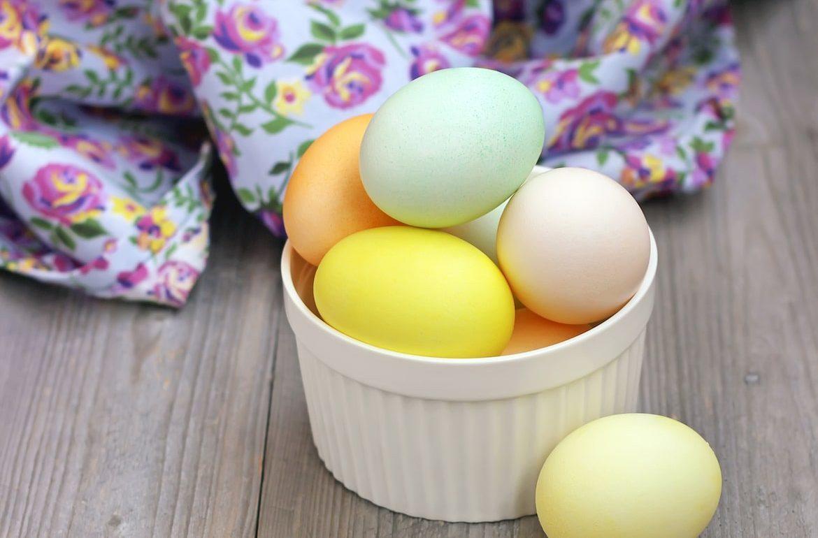 Come colorare le uova di Pasqua con 8 tinte Naturali